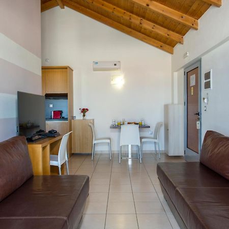 Isida Hotel Agia Marina Экстерьер фото